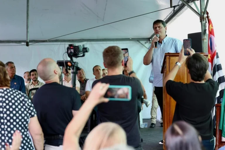 Tarcísio critica “liderança envelhecida” do país durante evento em SP