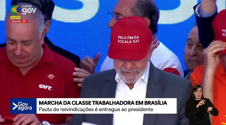 Lula usa boné pedindo o fim da escala 6×1 em reunião com centrais sindicais