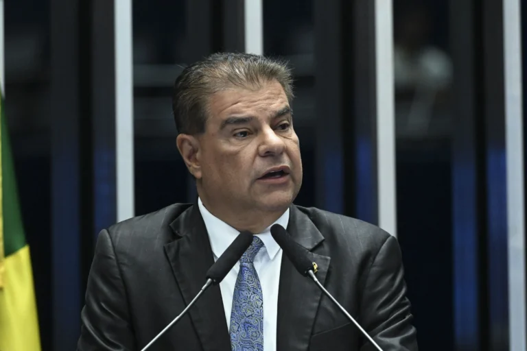 Senador propõe tornar assessor de Trump “persona non grata”