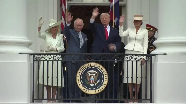 Rei Charles e rainha Camilla trocam peças históricas e joias com os Trumps