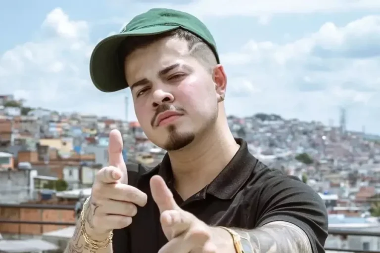 Cantor Jottapê desmaia após crise e é hospitalizado