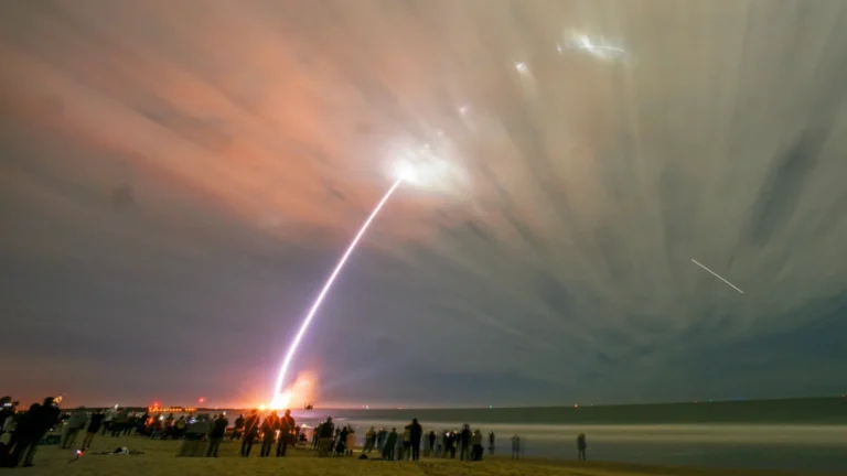 Blue Origin reutiliza propulsor e lança New Glenn em missão espacial