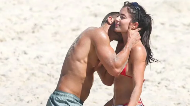 Jade Picon ganha beijo no pescoço de André Lamoglia em flagra na praia