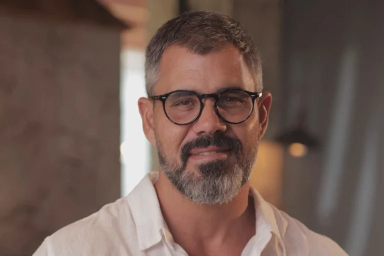 Juliano Cazarré anuncia curso para “homens enfraquecidos”; famosos reagem