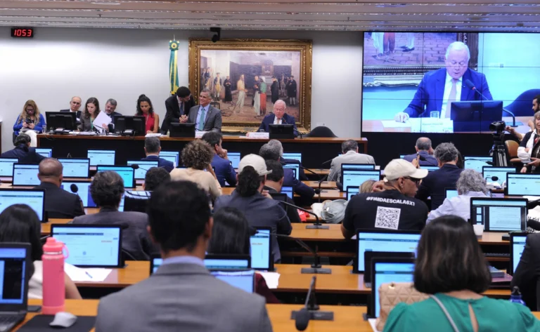 Pedido de vista adia análise da PEC da escala 6×1 na CCJ da Câmara