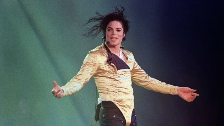 Álbum de Michael Jackson alcança topo de ranking mundial e bate recorde