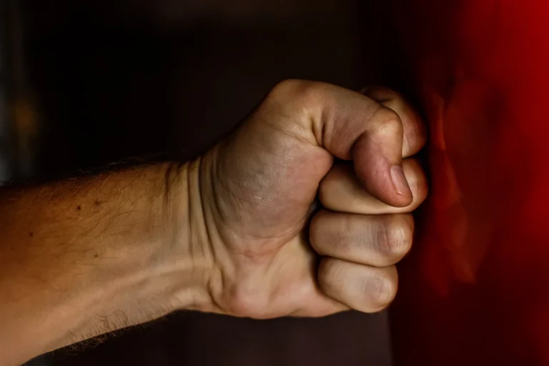 Lutador que filmava agressões a companheira tem prisão mantida em SP