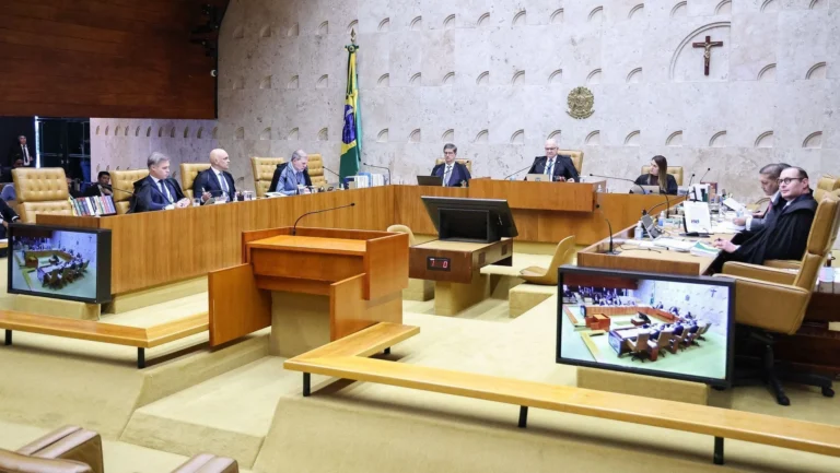 STF tenta há um mês intimar Frias para explicar emenda a filme de Bolsonaro