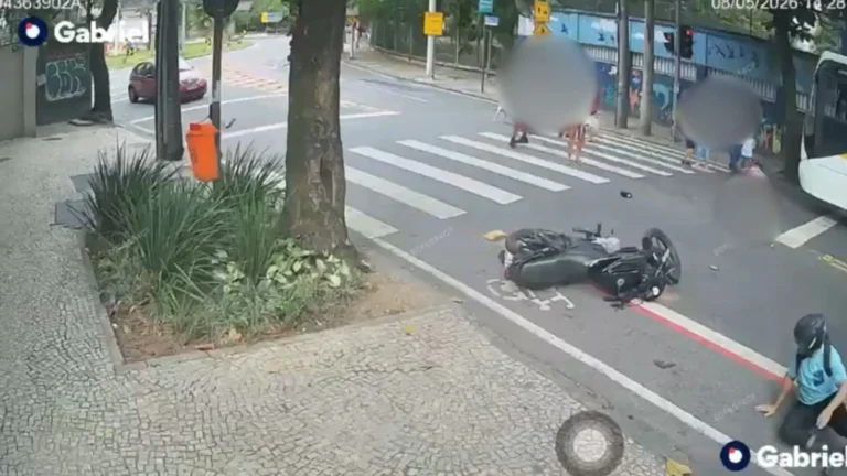 Vídeo: Motociclista atropela criança na faixa de pedestres no Rio