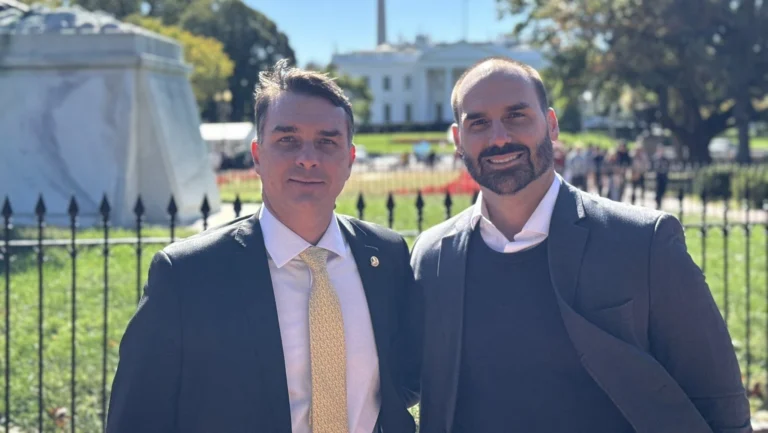 Análise: Irmãos Bolsonaro falham na gestão de crise sobre filme