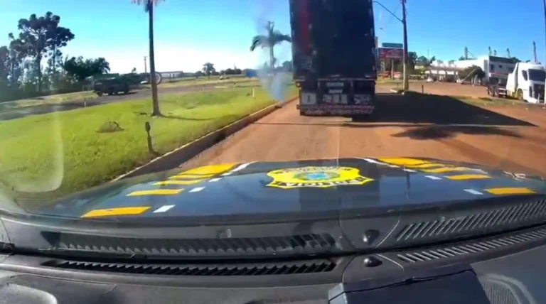 Vídeo: caminhoneiro joga cocaína pela janela ao ser identificado pela PRF