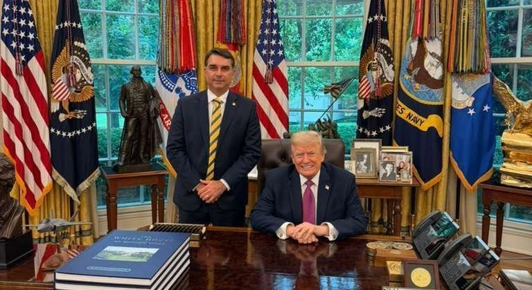 Waack: Flávio Bolsonaro usa Trump para abafar escândalos