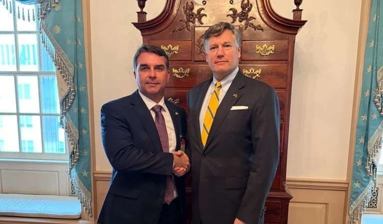 Flávio Bolsonaro se reúne com número 2 da diplomacia dos EUA