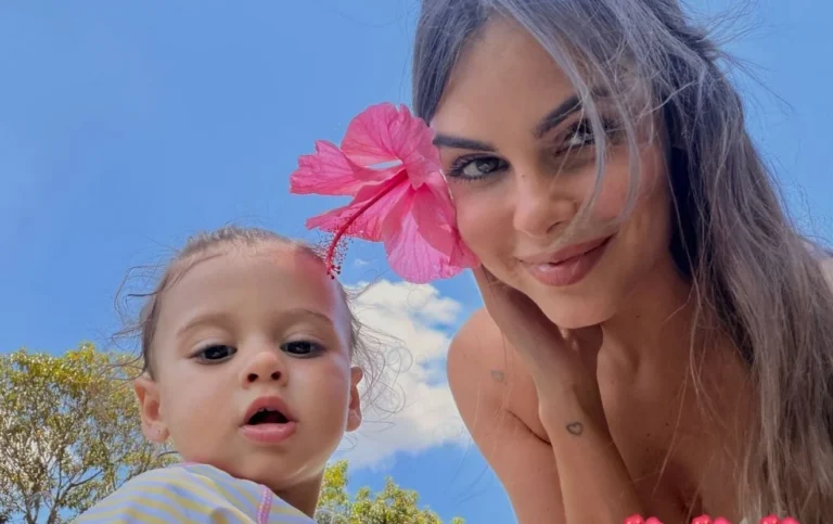 Amanda Kimberlly se emociona com atitude de filha com Neymar