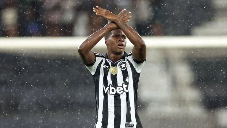 Técnico do Panamá discute em coletiva por ausência de atacante do Botafogo