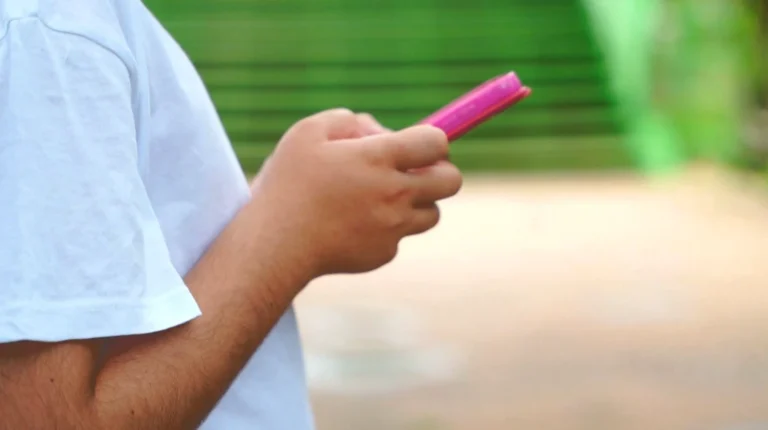 Estudo aponta como agressores aliciam adolescentes na internet