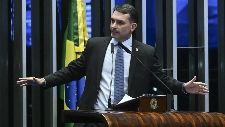 Análise: Datafolha mostra que eleitorado antipetista segue com Flávio