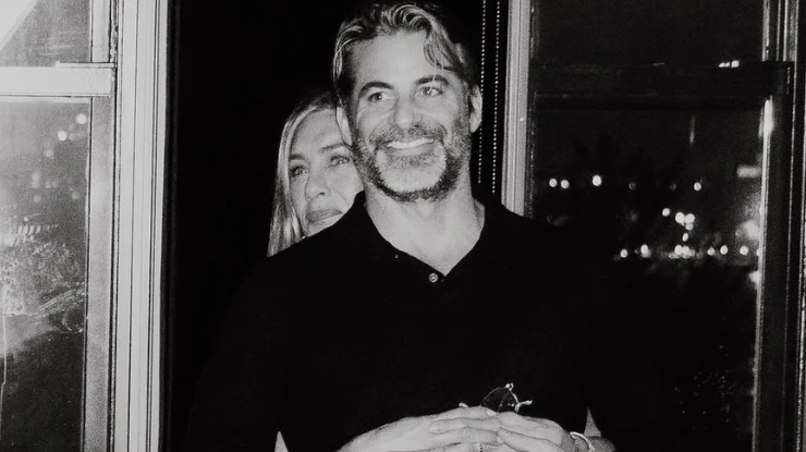 Jennifer Aniston está “muito feliz” ao completar um ano de namoro, diz site