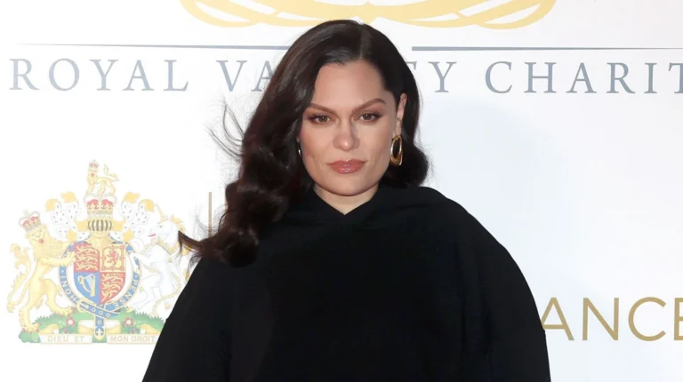 Jessie J celebra remissão de câncer de mama: “Solucei durante horas”