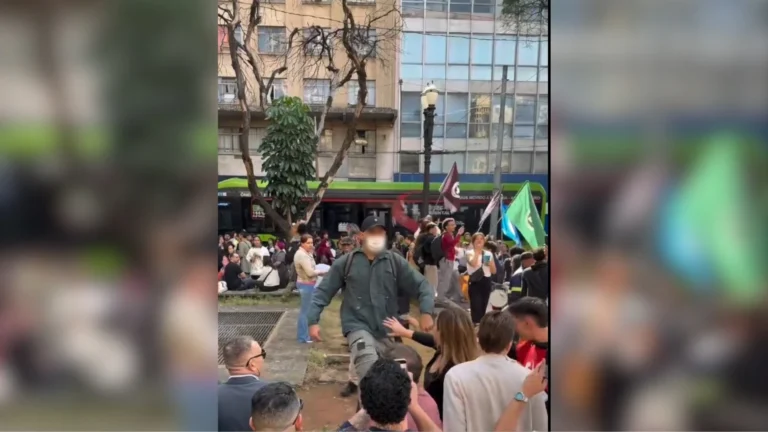 Manifestação de alunos da USP tem confusão; vereadores são agredidos