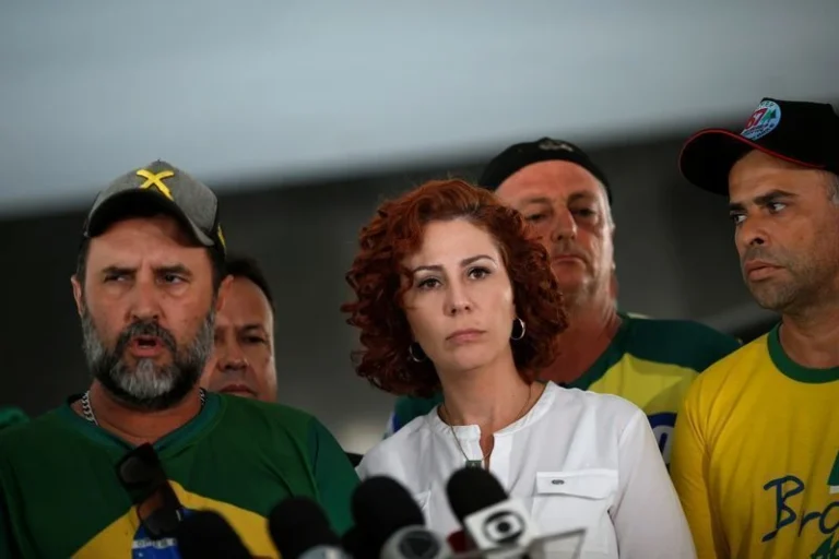 Zambelli comemora saída de prisão na Itália e diz que está em “missão”