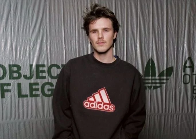 Filho de David e Victoria Beckham lança nova música sobre altos e baixos