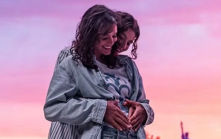 Bruna Marquezine e Alanis Guillen posam trocando carinho; entenda