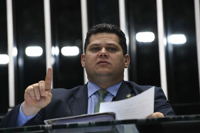 Alcolumbre segura PEC da escala 6×1 e condiciona avanço a reunião com Lula