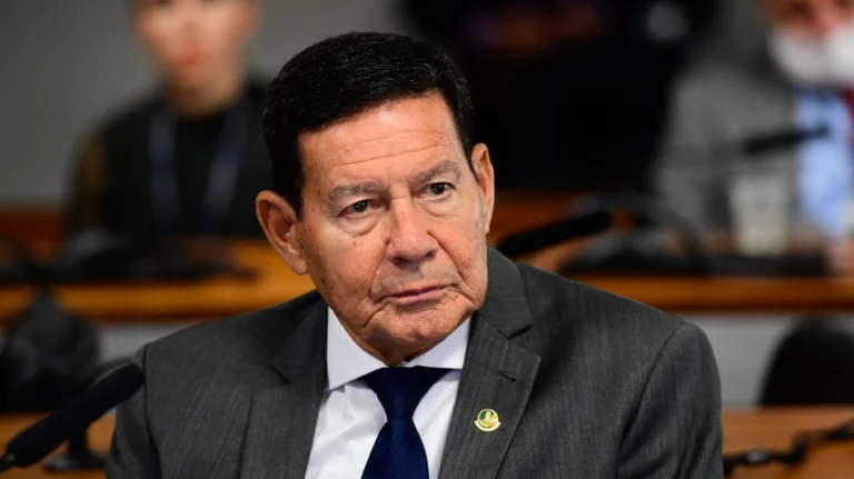 Mourão vê pressão eleitoral e defende debater fim da 6×1 depois de outubro