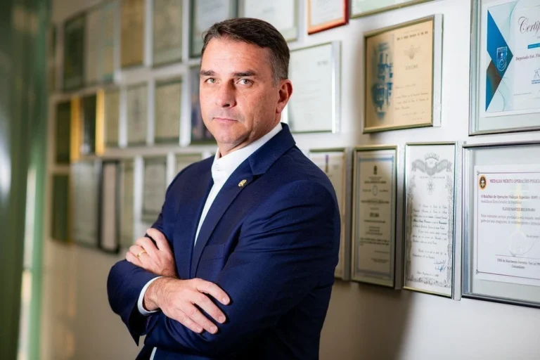 Efeito Vorcaro adia definição de vice de Flávio