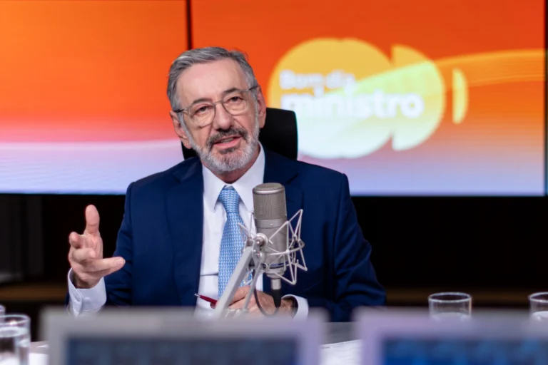 Máquinas e plásticos serão os mais afetados por tarifas, diz ministro