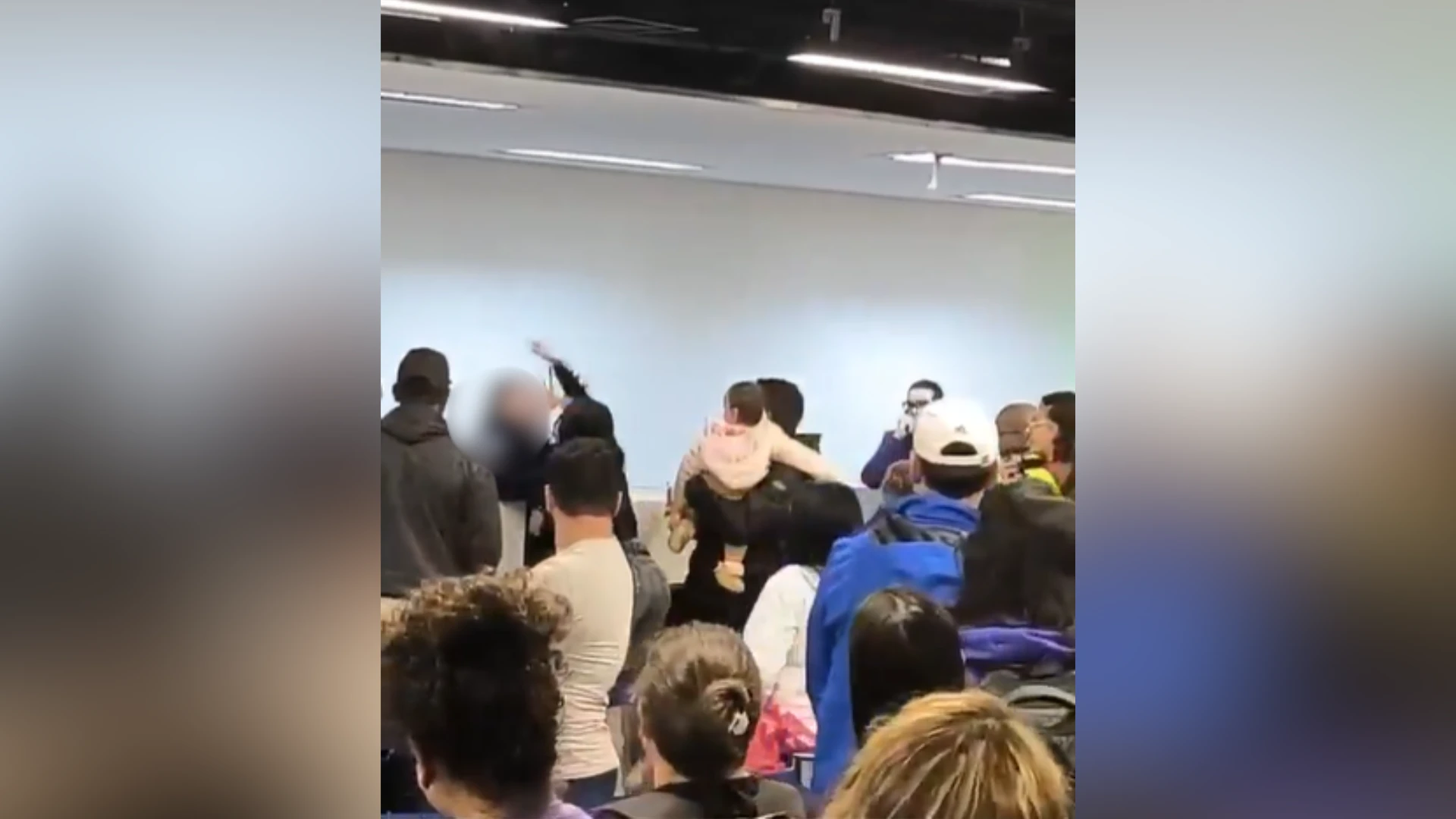 Vídeo: mulher agride funcionários da Latam no Aeroporto de Guarulhos (SP)