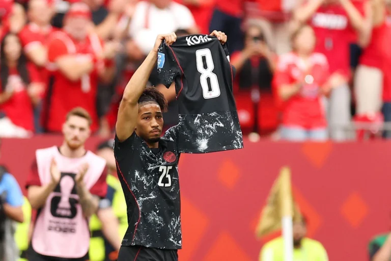 Saliba dedica gol a Koné após volante quebrar a perna em Canadá x Catar