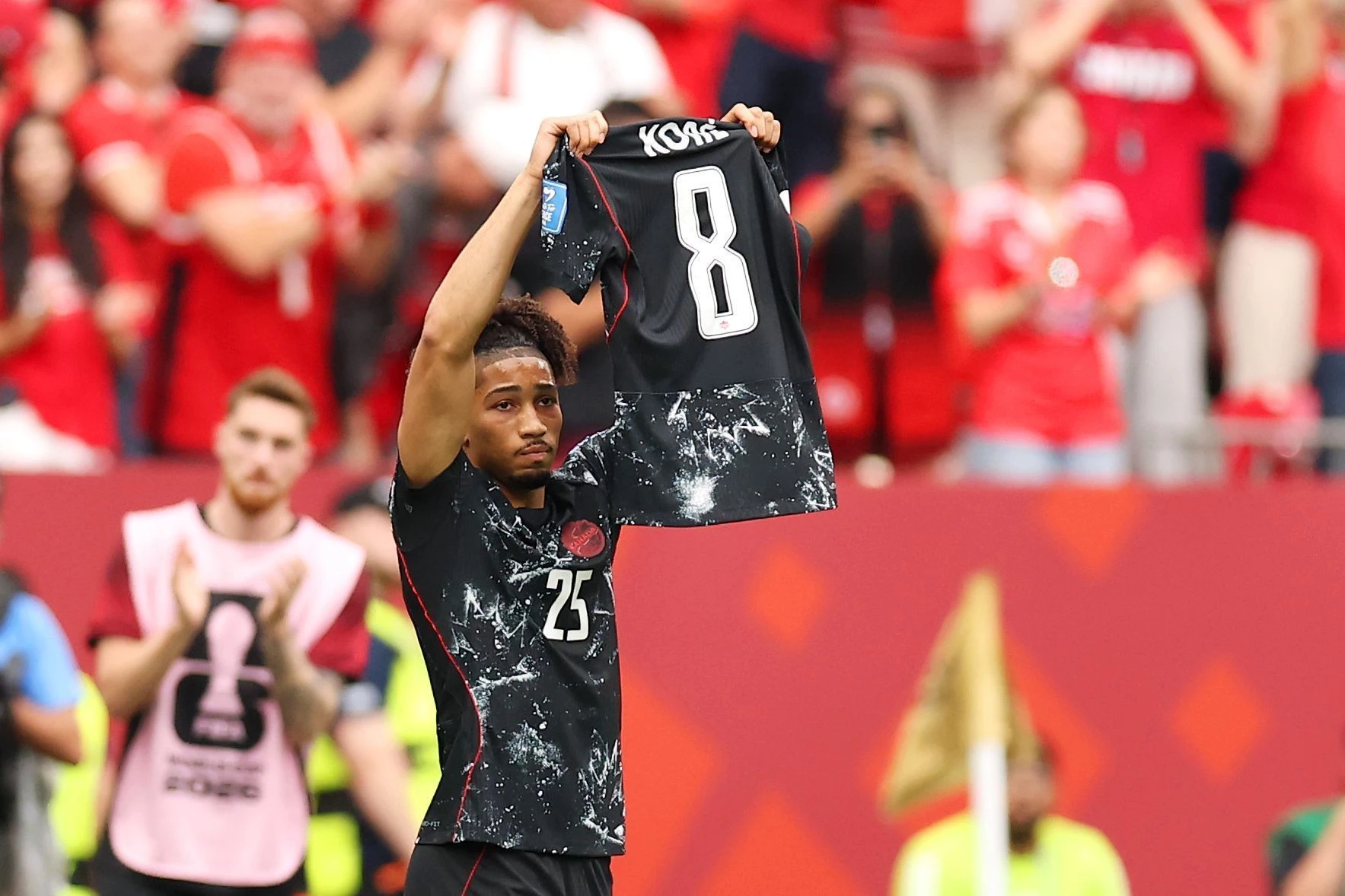 Saliba dedica gol a Koné após volante quebrar a perna em Canadá x Catar