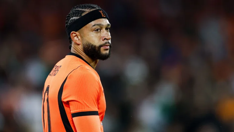 Titular na estreia? Técnico da Holanda adota cautela com físico de Memphis