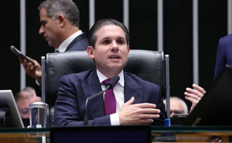 Hugo Motta prevê votar PL do governo sobre fim da 6×1 na terça-feira