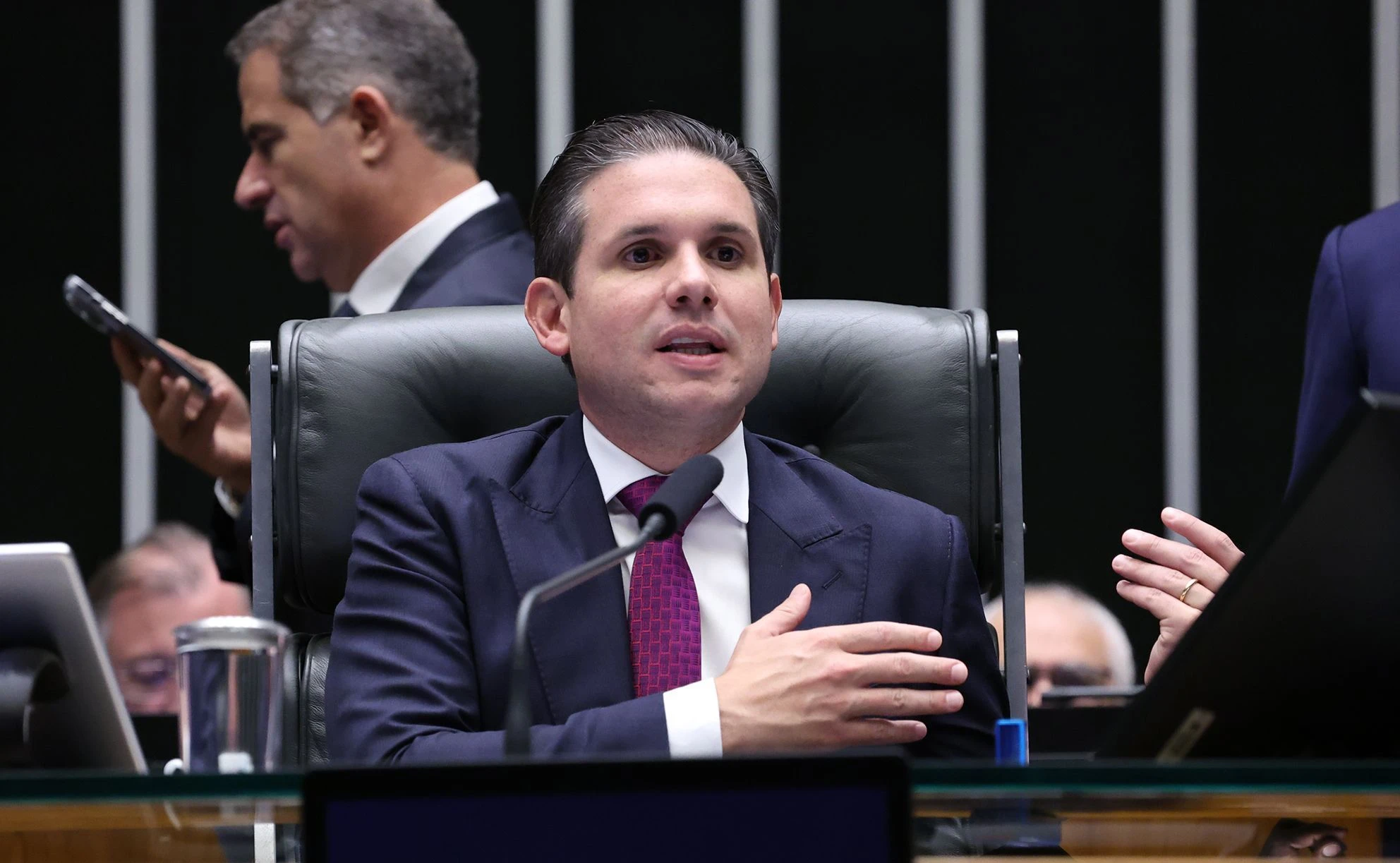 Hugo Motta prevê votar PL do governo sobre fim da 6x1 na terça-feira