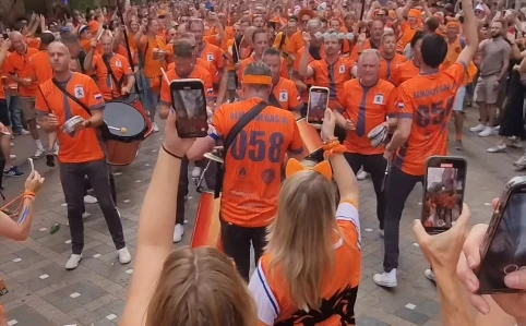 Torcedores da Holanda tocam samba antes de partida na Copa do Mundo; veja