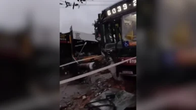 Quatro pessoas ficam feridas após ônibus bater em poste na zona Sul de SP