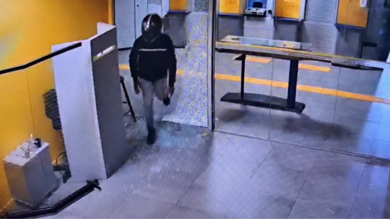 Vídeo: Segurança é suspeito de furtar armas de cofre em agência bancária