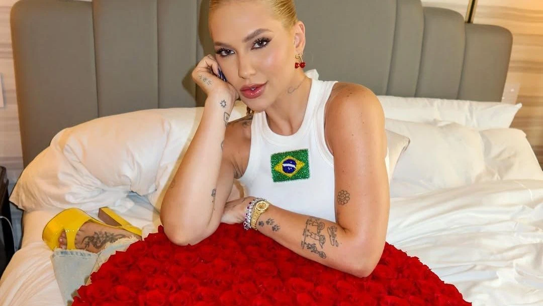 Virginia recebe rosas vermelhas no Dia dos Namorados; Vini Jr. reage