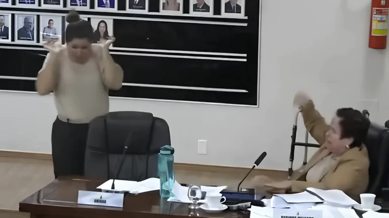 Vereadora se irrita e joga microfone durante sessão da Câmara de Unaí (MG)