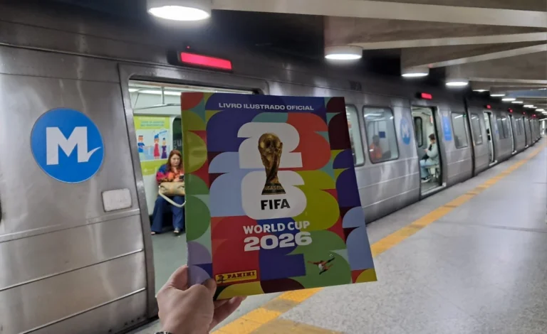 Copa do Mundo: MetrôRio distribui álbuns e figurinhas para passageiros