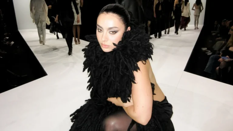 Charli XCX desabafa sobre saúde mental: “Estou no pior momento”