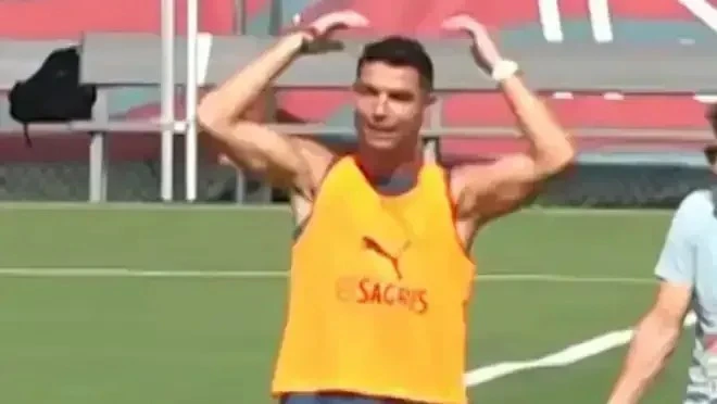 Cristiano Ronaldo faz gesto inusitado à imprensa em treino de Portugal