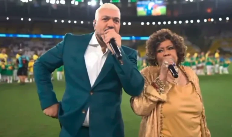 Belo e Alcione viram meme ao cantarem em amistoso: “Deixaram o hino morrer”