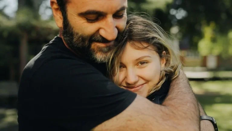 Pai de Isabel Veloso posta indireta após Lucas Borbas anunciar noivado
