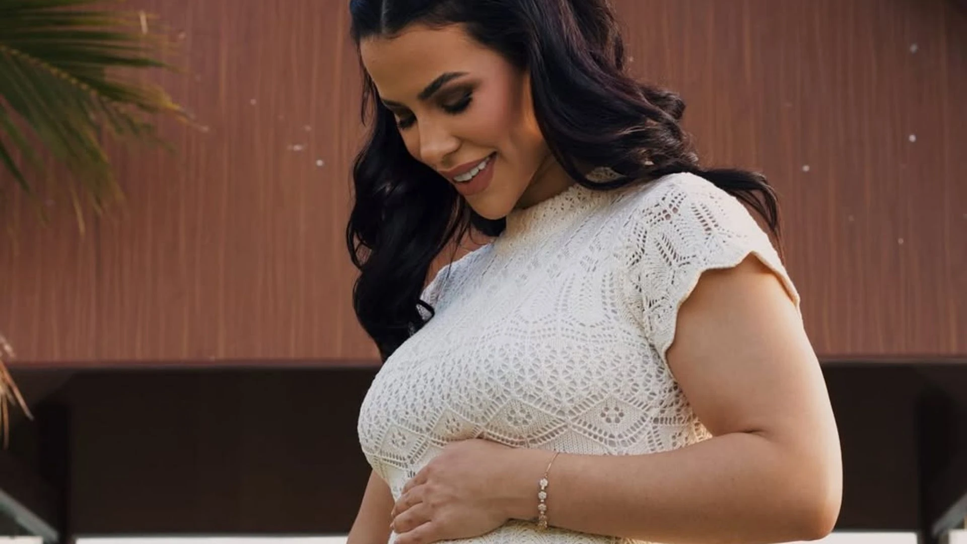 Grávida, ex-BBB Larissa Tomásia mostra barriga da primeira gestação