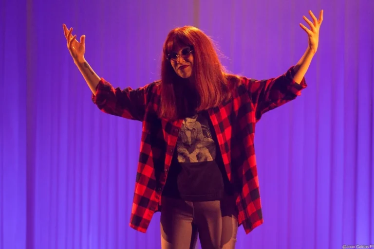 Mel Lisboa avalia ser Rita Lee nos palcos: “Responsabilidade diária”