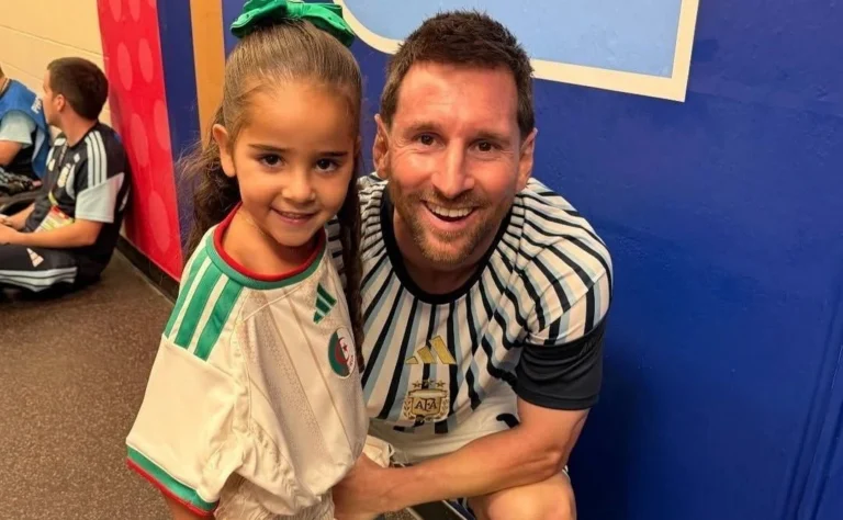 Messi posa com filha de Mahrez após vencer Argélia na Copa